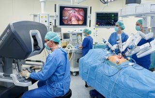 Symbolbild (KI-generiert): Roboterassistierte Operation mit dem Da-Vinci-System – Chirurg an der Konsole, OP-Team am Patienten